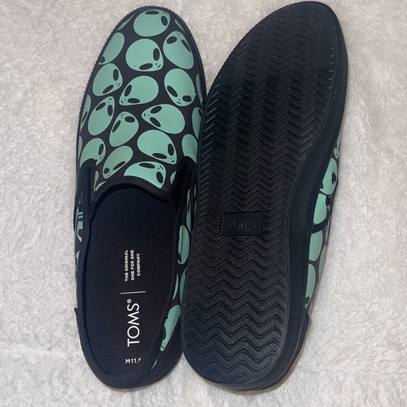❤️NEW!!!❤️ RARE! TOMS Alien Slip On Shoes. - Picture 3 of 8